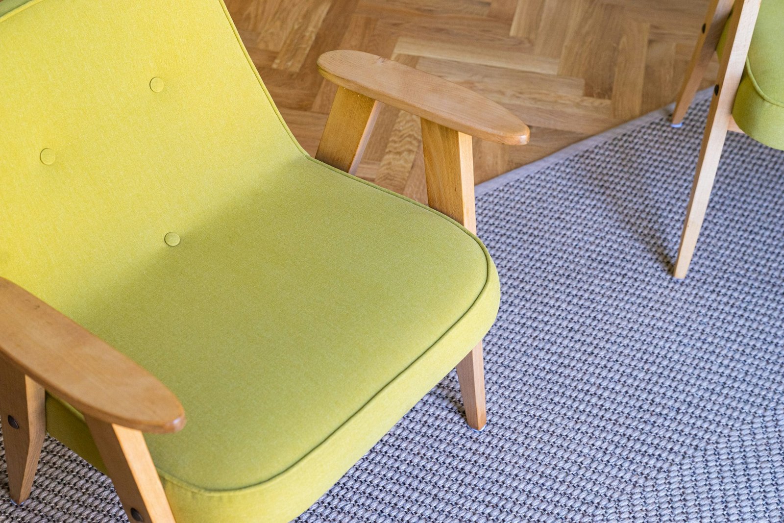 Schwarze Anti-Rutsch-Matte unter den Füßen eines Möbelstücks auf glattem Boden