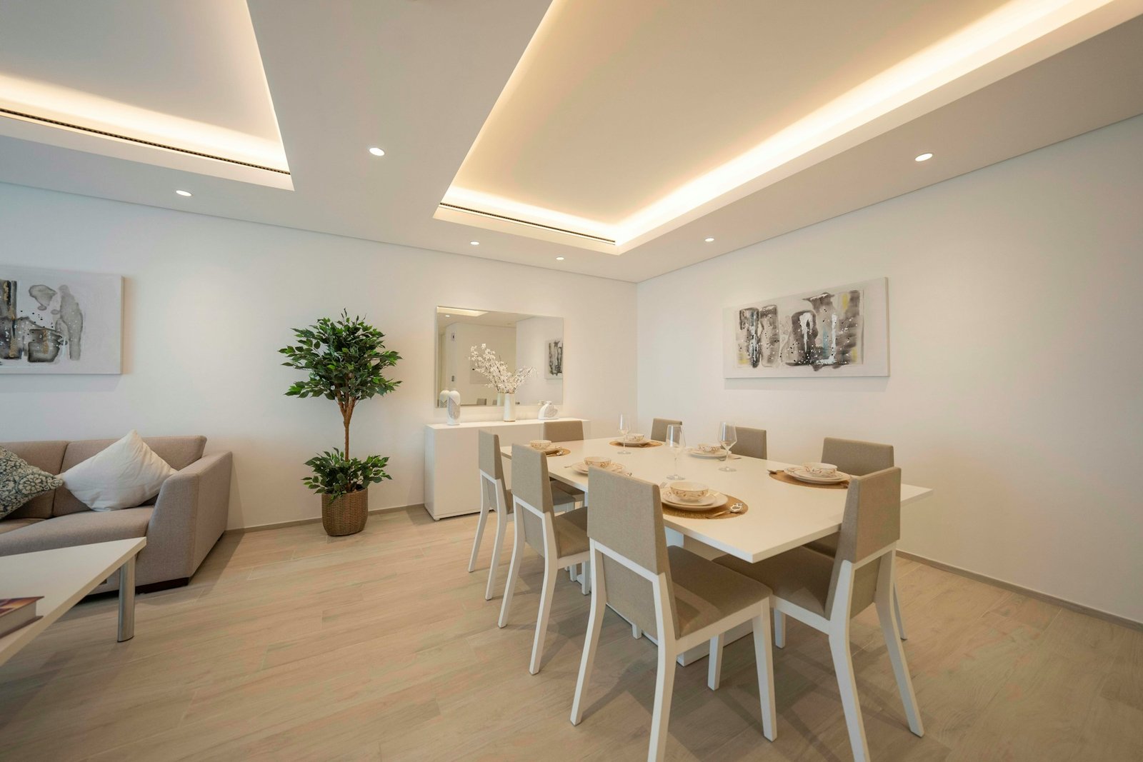 Küchentisch steht auf glattem Boden in einer Küche