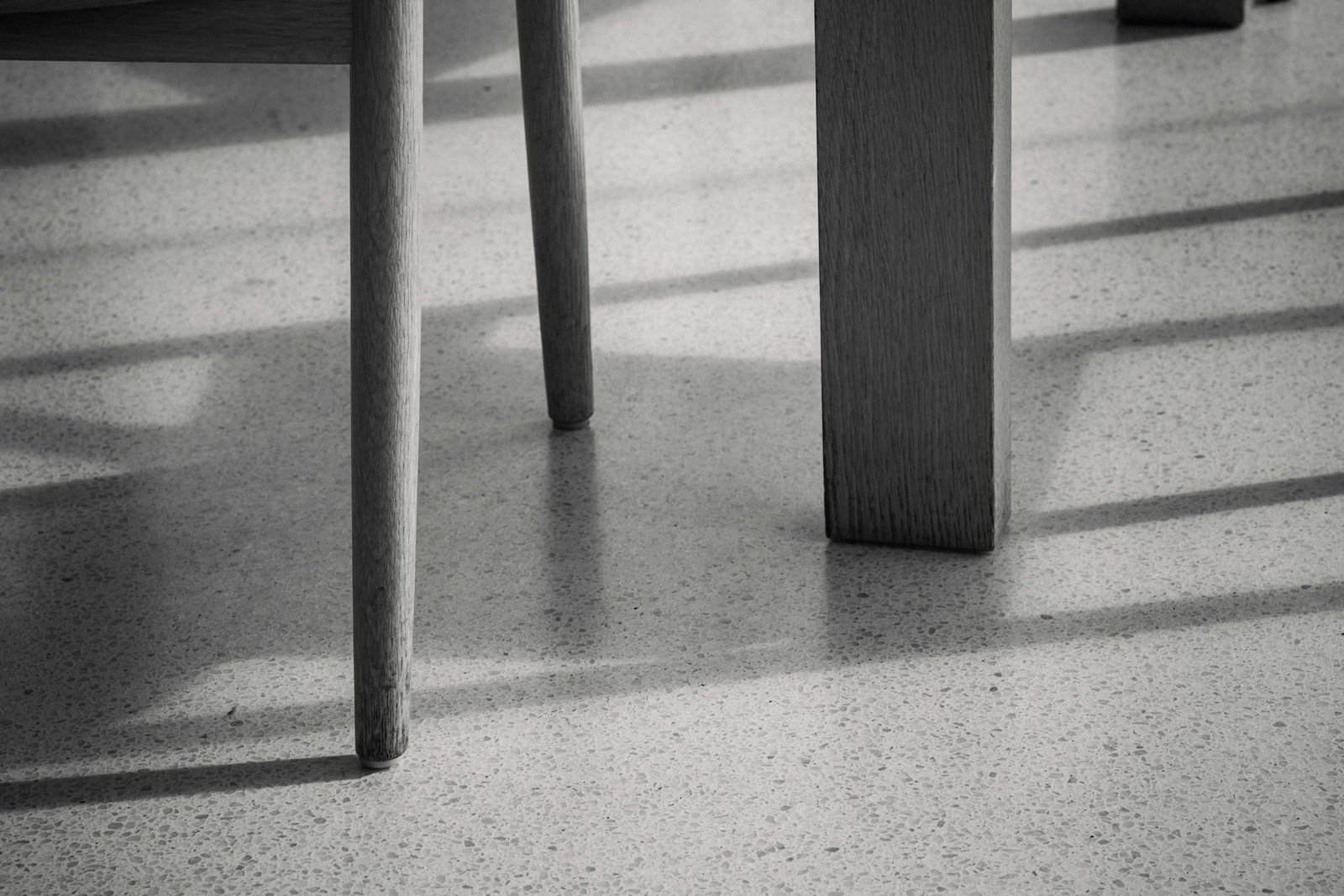 Schwarze Gummi-Möbelstopper unter den Beinen eines Sofas auf glattem Boden