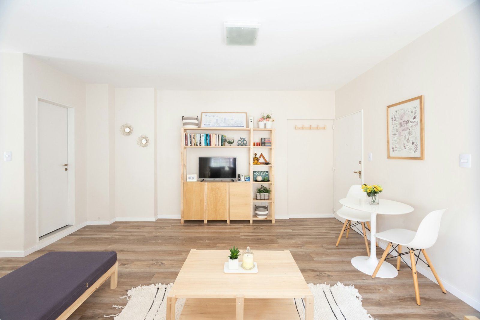 Bücherregal steht auf hellem Laminatboden an einer Wand