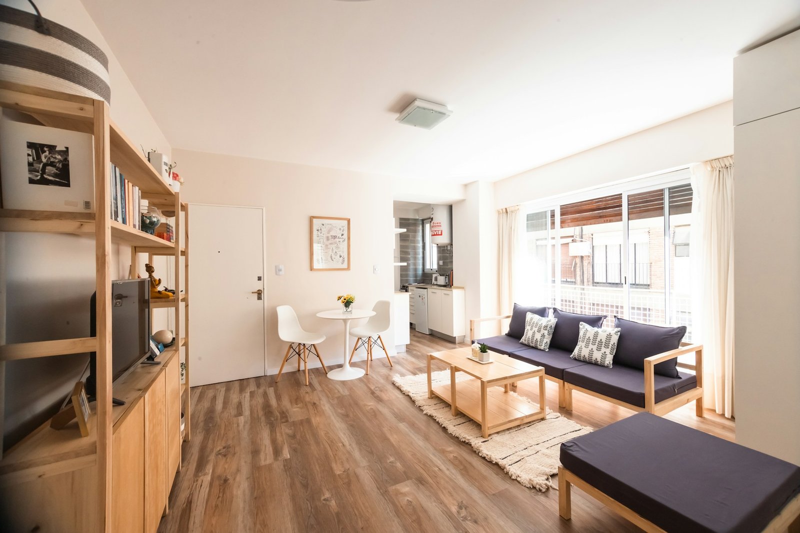 Sofa steht auf glattem Boden im Wohnzimmer