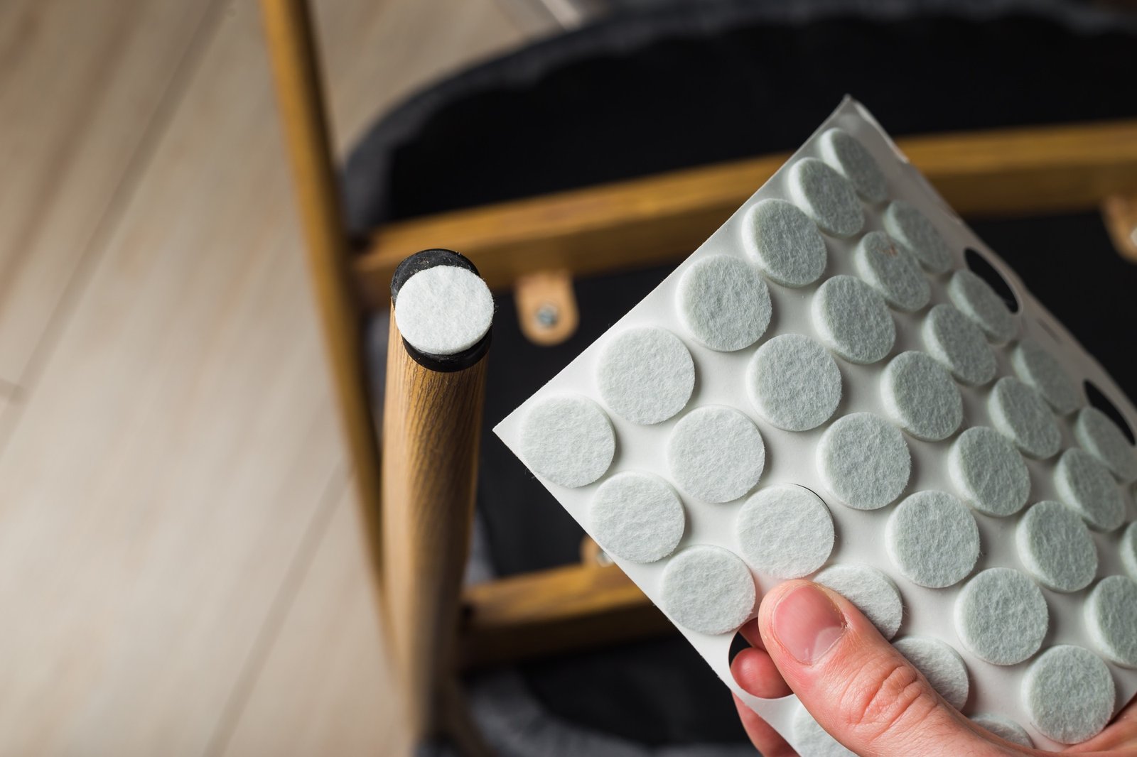 Gummi-Anti-Rutsch-Pad unter einem Möbelbein auf Laminat
