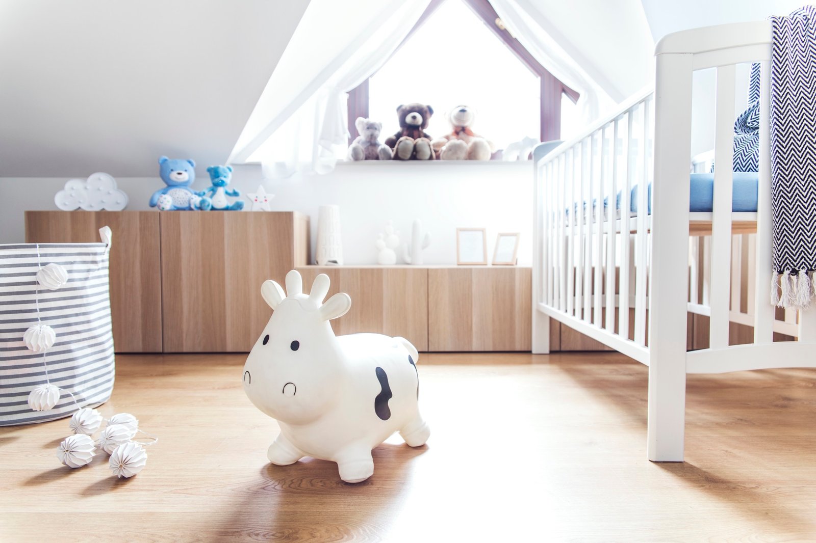 Kinderbett auf hellem Laminatboden im Kinderzimmer