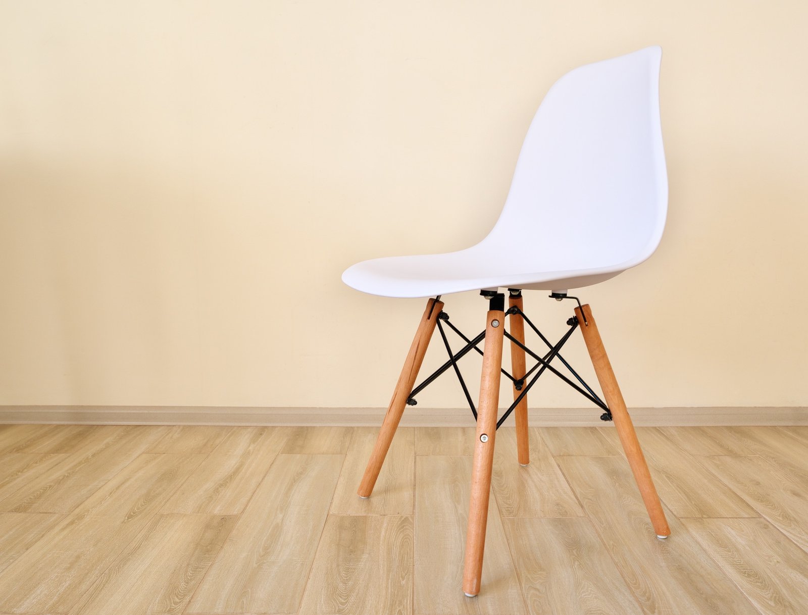 Stuhlbein auf Laminatboden mit Gummipad